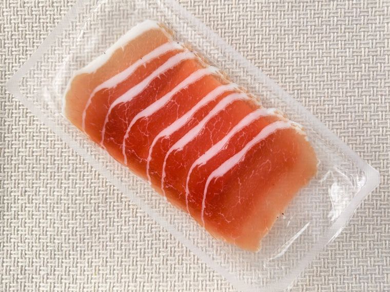 透明ケースにはいったジャンボンフーズ トリュフ香るロース生ハム 35g