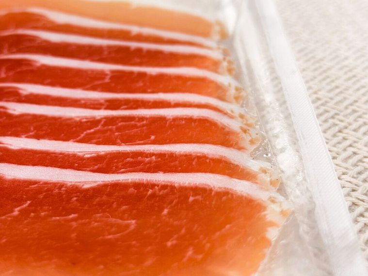 成城石井ジャンボンフーズ トリュフ香るロース生ハム 35gの表面