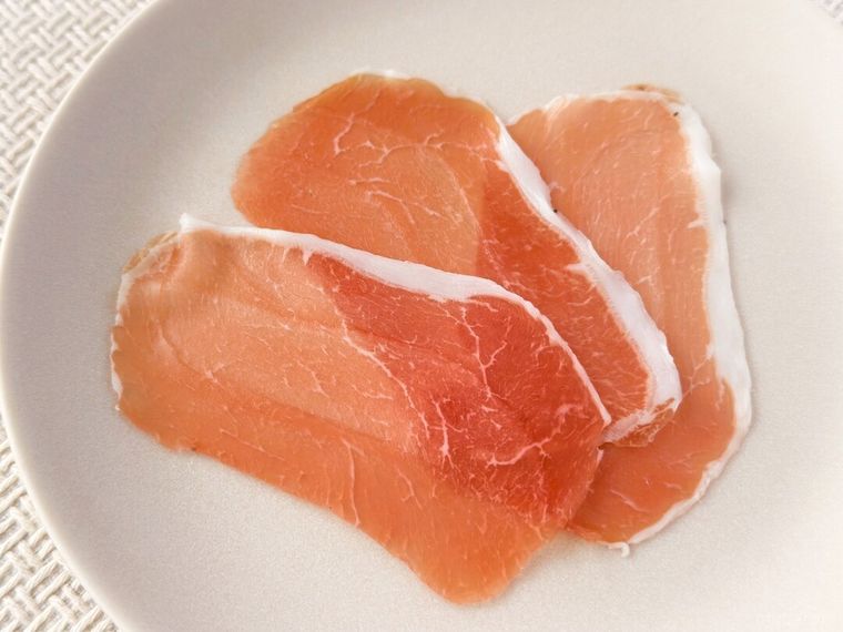 白皿に盛り付けたジャンボンフーズ トリュフ香るロース生ハム 35g