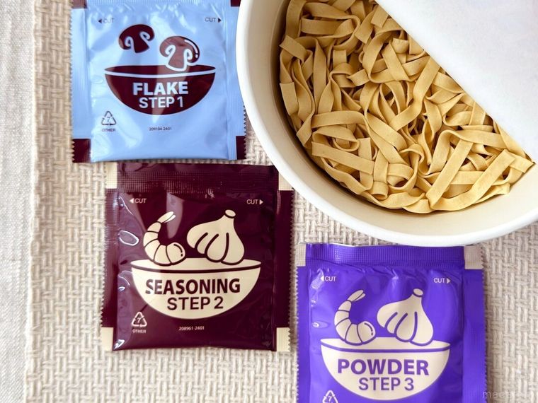 テングル ガーリックシュリンプ パスタのかやくやパウダーなどが並んでいる様子