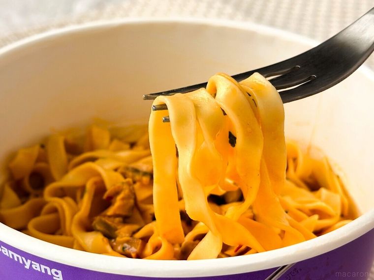 テングル ガーリックシュリンプ パスタをフォークですくっている様子