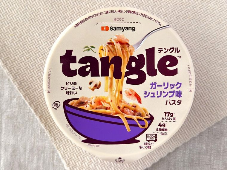 フィルムをはがしたテングル ガーリックシュリンプ パスタのパッケージ