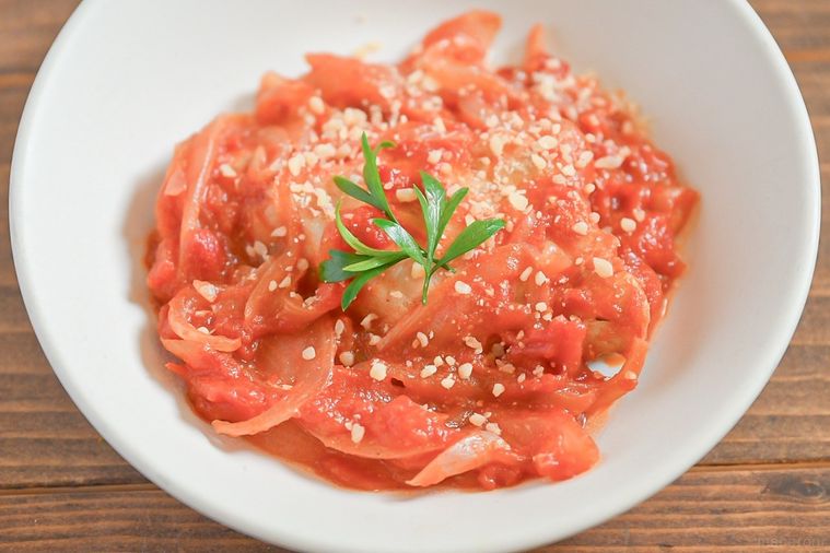 白い皿にのったサワラのトマト煮