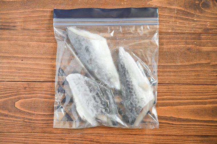 テーブルにのった保存袋に入った骨とりサワラ