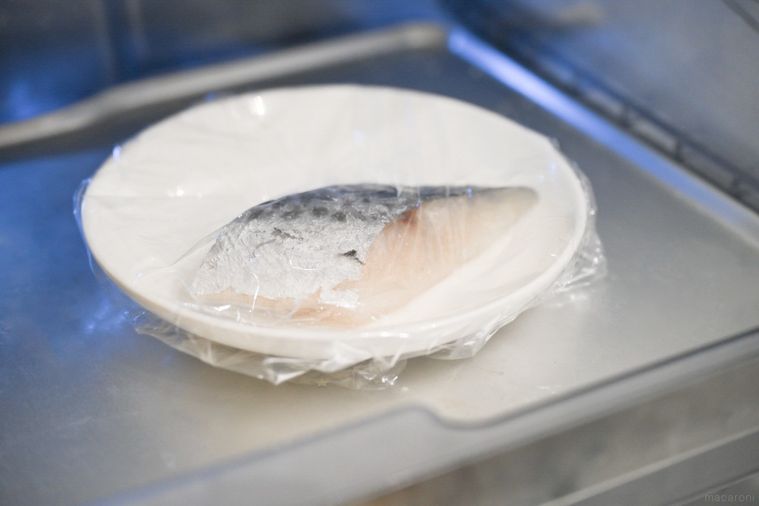 チルド室に入った白い皿にのった骨とりサワラ