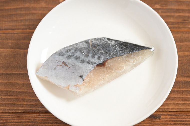 白い皿にのった骨とりサワラ