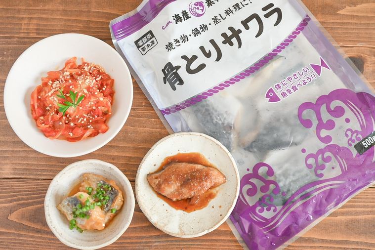 テーブルにのったサワラを使った料理3品とサワラのパッケージ