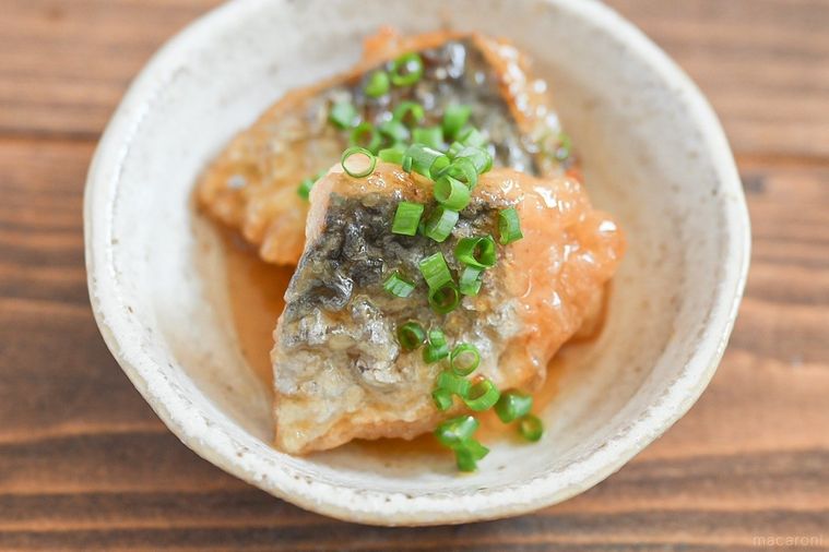白い皿にのった揚げサワラの中華和え