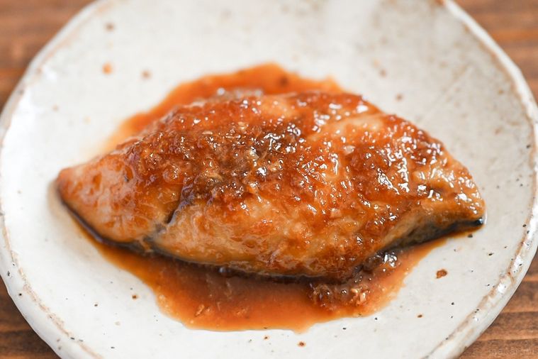 皿にのったサワラのしょうが煮