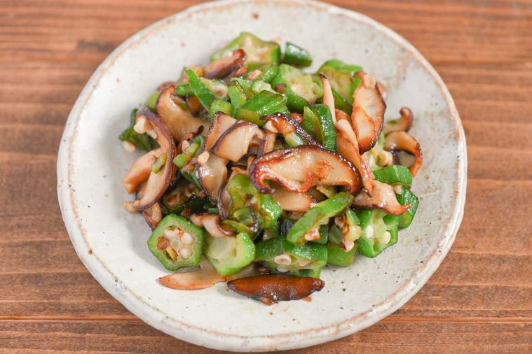 白い皿にのったオクラとしいたけの甘辛炒め