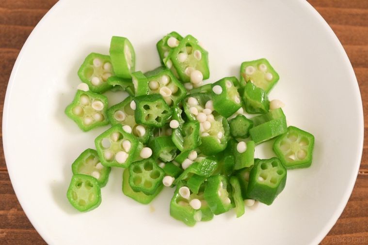 皿にのった解凍したオクラスライス