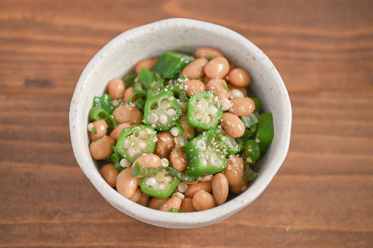 白い器に入った納豆オクラの薬味和え