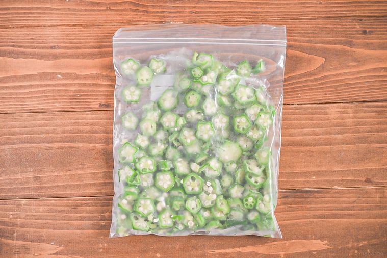 テーブルにのった保存袋に入ったオクラスライス