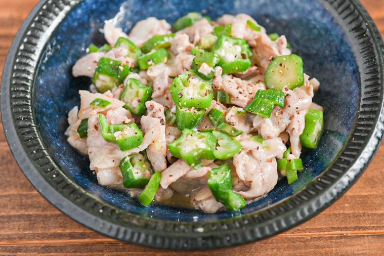皿にのった豚肉とオクラのバタポン和え