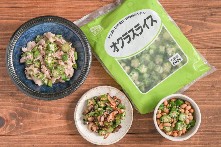 テーブルにのったオクラを使った3品の料理とパッケージ