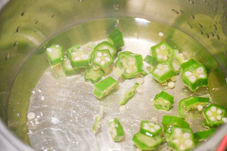 鍋に入ったオクラスライス