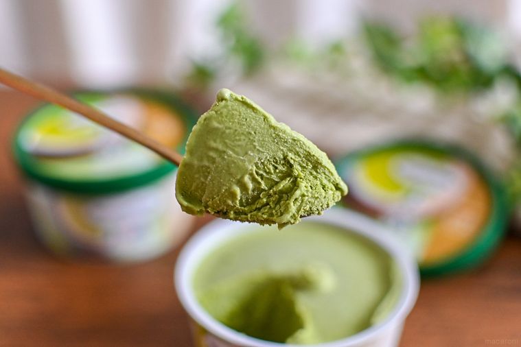 アイスをスプーンですくっているところ