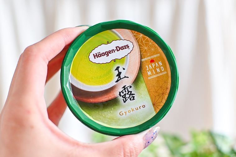 アイスのカップを持っているところ