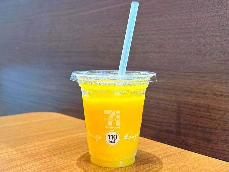 ストローを刺したマンゴーマンゴースムージー