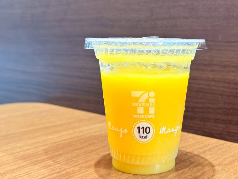 マンゴーマンゴースムージーがテーブルの上に置かれている様子