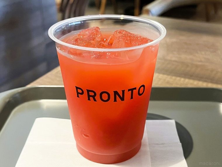 テーブルに置かれたプロントのすいかジュース