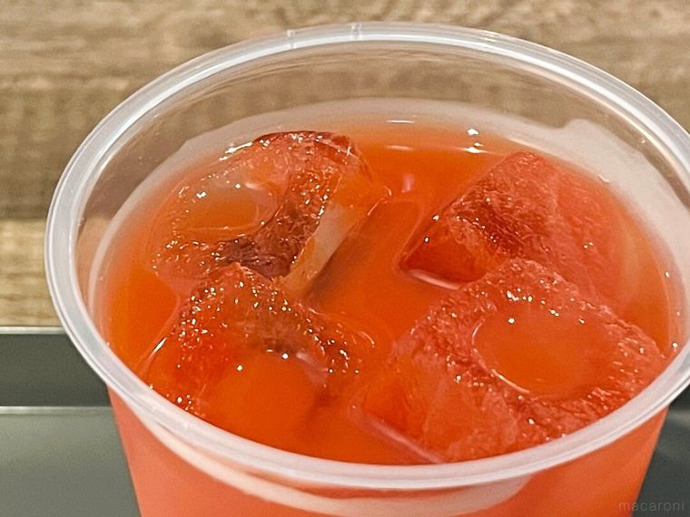 氷がはいったプロントのすいかジュース