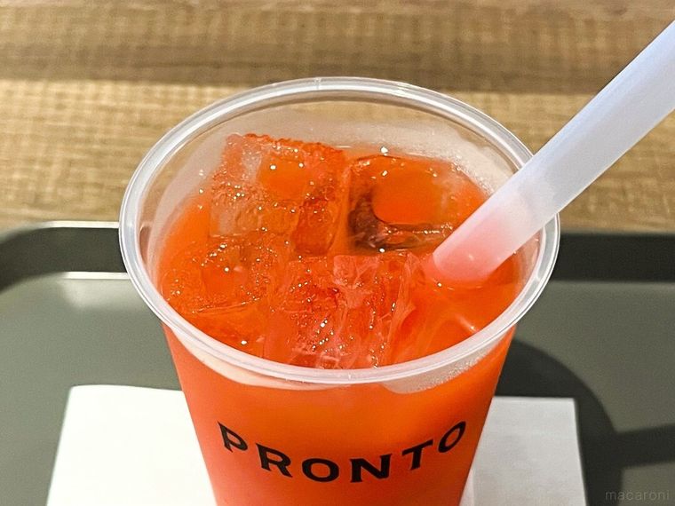 プロントのすいかジュースを飲んでいる様子