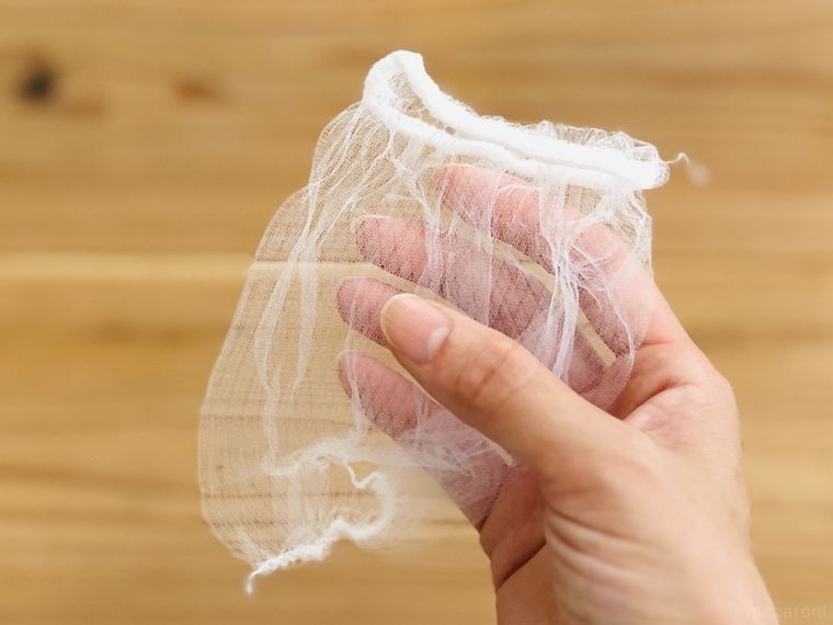 水きりネットを手で持っている様子