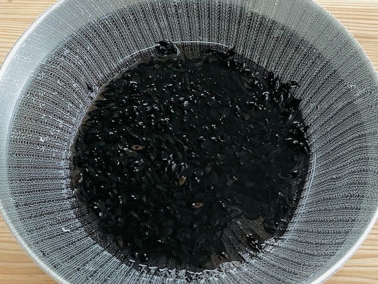 水きりネットをかぶせたボウルでひじきを戻している様子