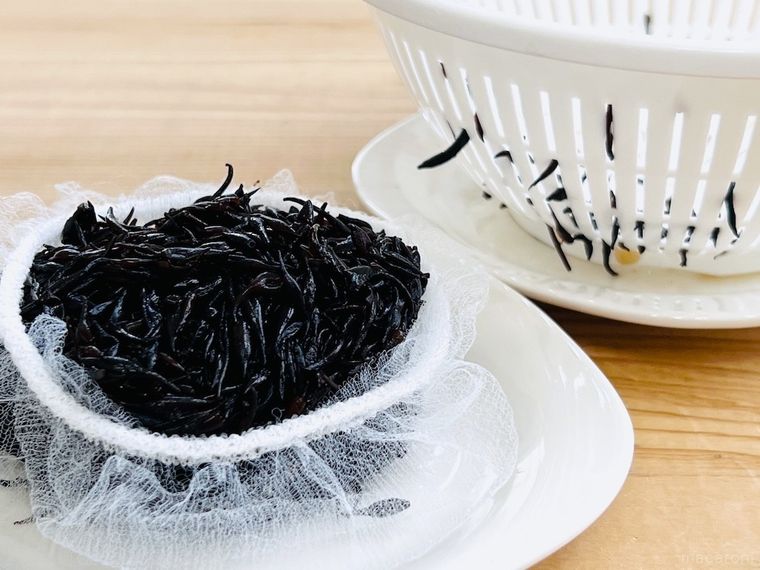 ひじきが入った水きりネットと、ひじきが詰まったザル