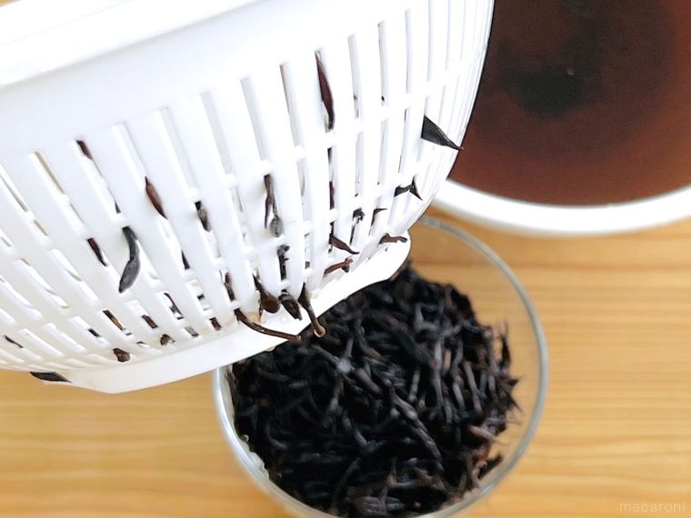 ひじきがザルに詰まっている様子