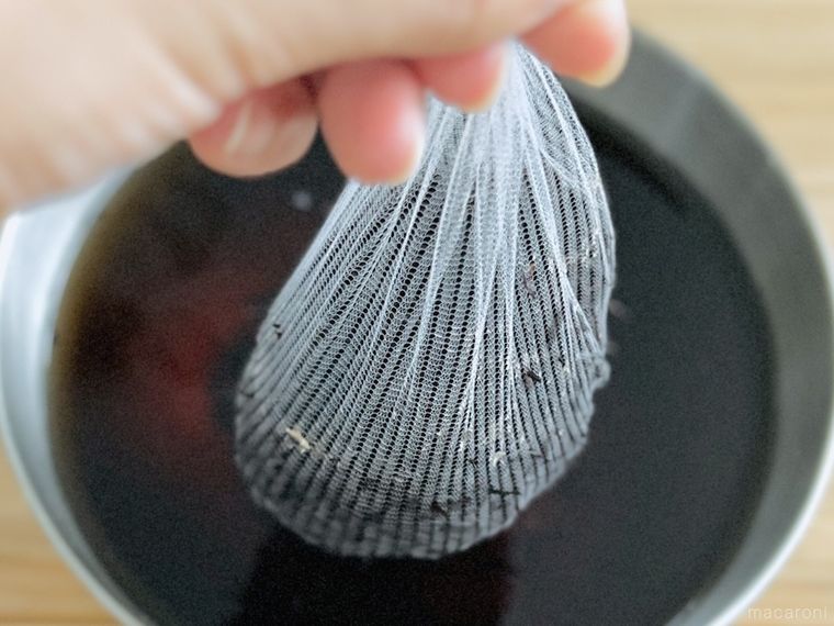 ひじきが入った水きりネットを持ち上げている様子