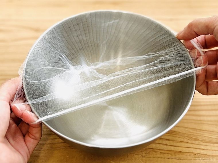 ボウルに水きりネットをかぶせている様子