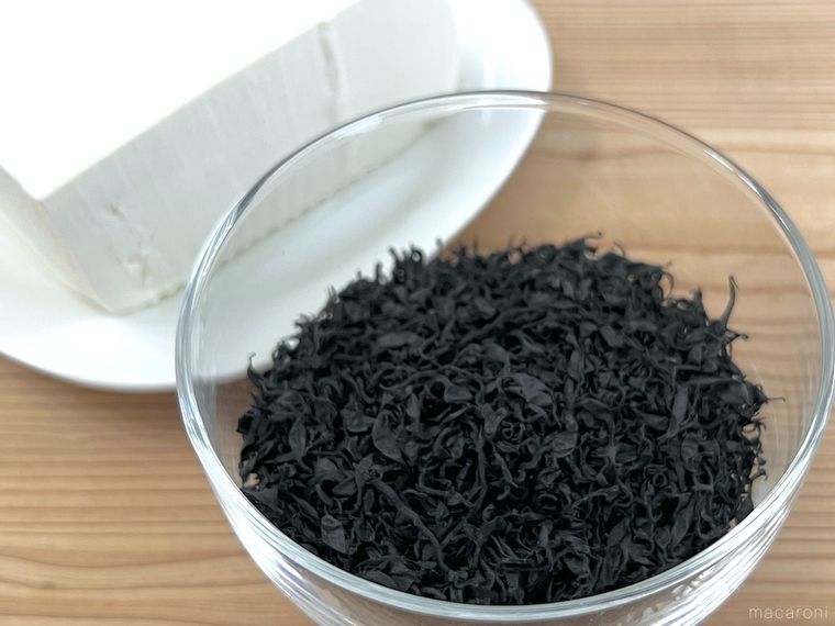 テーブルの上に乾燥ひじきと豆腐が置かれている様子