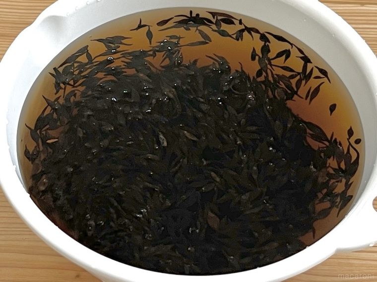 ひじきを戻している様子