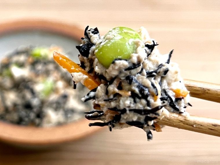 豆腐の白和えを箸で持ち上げた様子