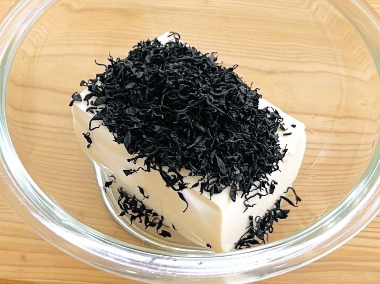豆腐の上に乾燥ひじきをのせた様子