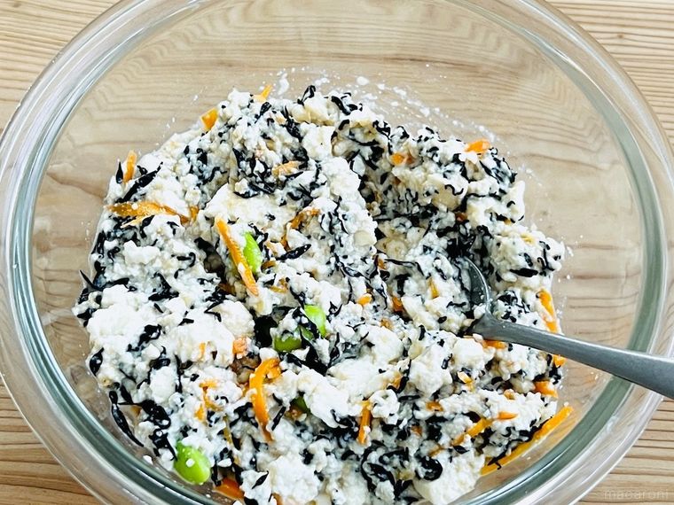 豆腐、乾燥ひじき、枝豆、にんじん、調味料を混ぜた様子