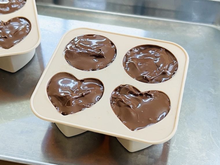 ティグレ型にチョコレートを流し込んだ様子