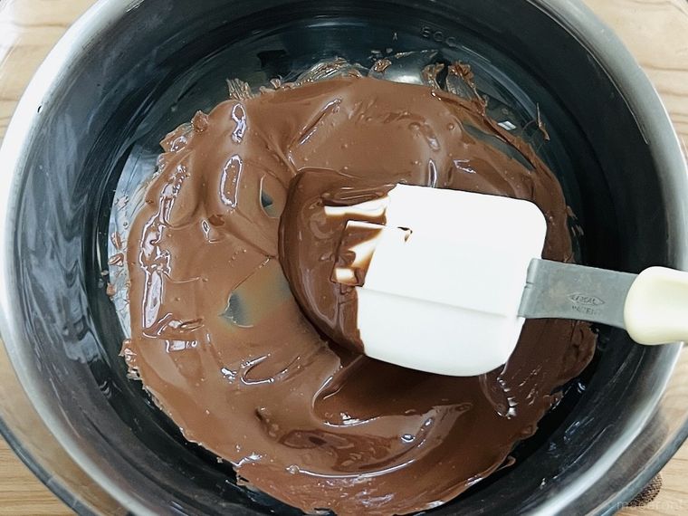チョコレートを湯煎で溶かしている様子