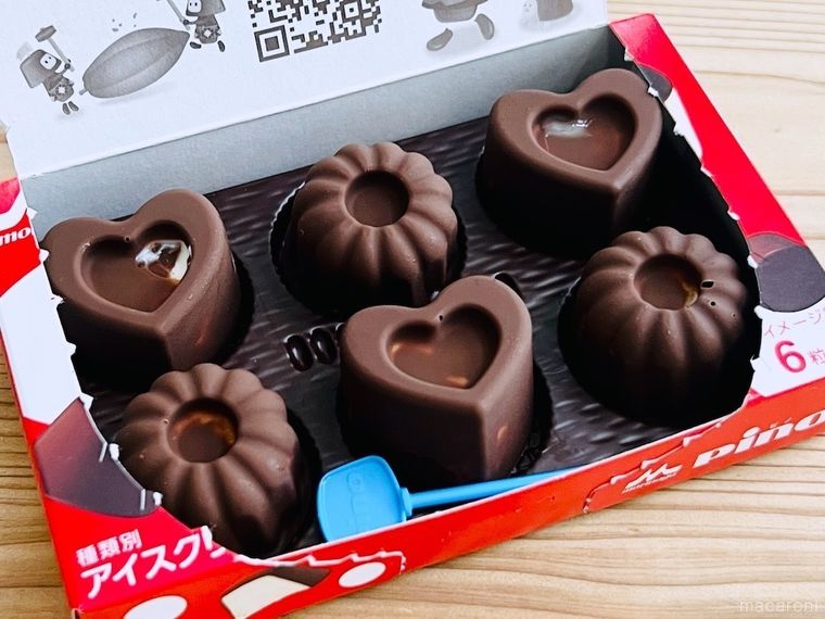 ピノの箱にピノ風のスイーツを詰めた様子