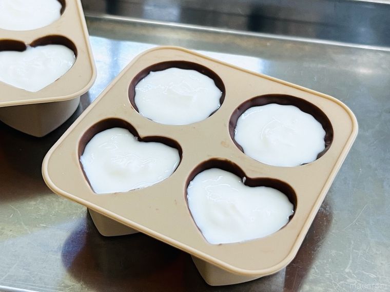 ティグレ型にチョコレートとギリシャヨーグルトを入れた様子