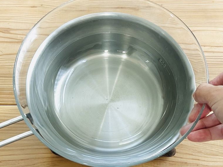 お湯が入った鍋にボウルを重ねている様子