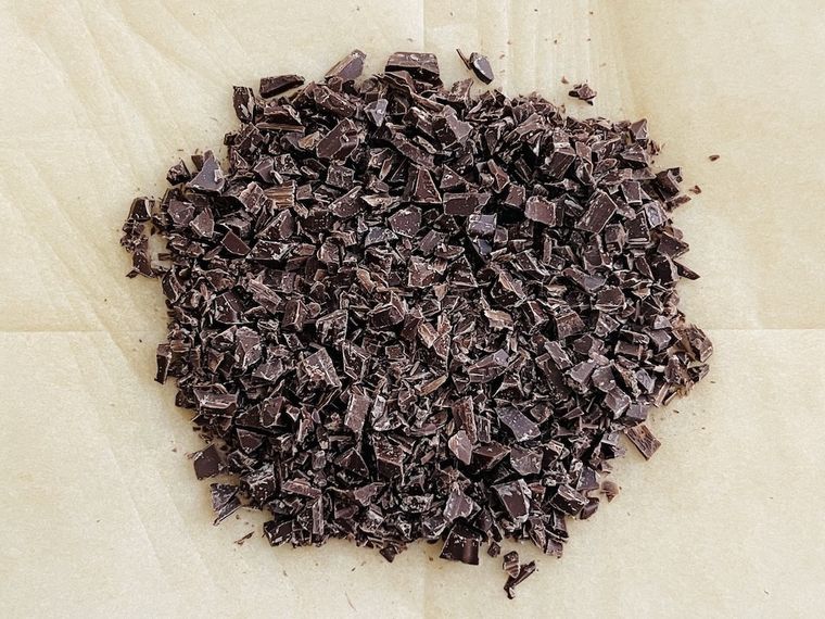 チョコレートを細かく刻んだ様子