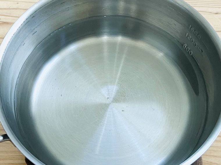 鍋にお湯を入れた様子