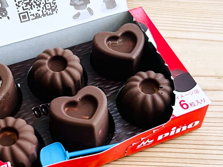 ピノの箱にピノ風のスイーツを詰めた様子