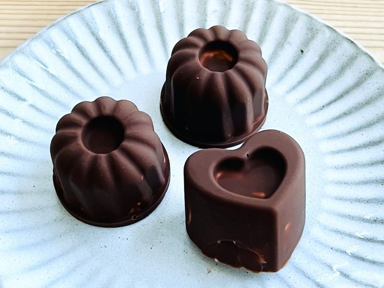 ギリシャヨーグルトをチョコレートでコーティングして冷やし固めたスイーツ