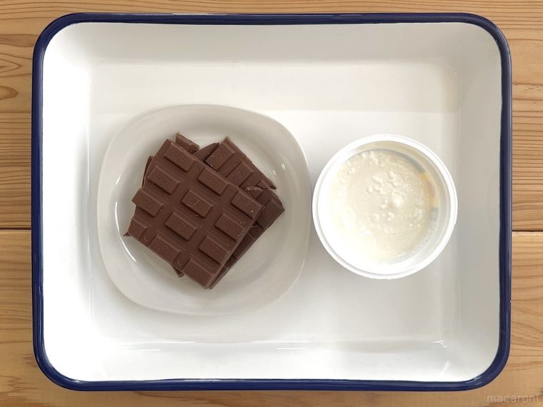 バットの上にチョコレートとギリシャヨーグルトが置かれている様子