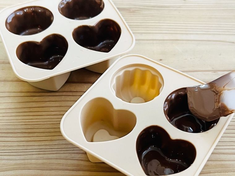 溶かしたチョコレートを型に塗っている様子
