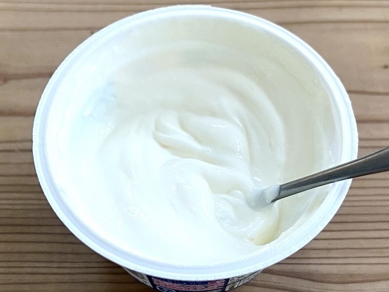 ギリシャヨーグルトをかき混ぜている様子